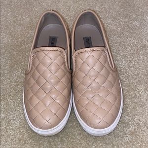 Steve Madden Women’s size 6 shoes.